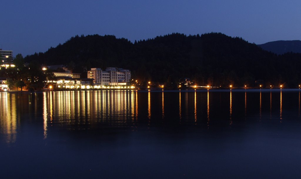 Lago di Bled notturno by moreno bellini