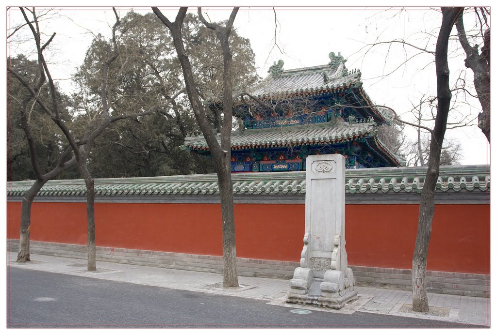 Confucius temple is behind the nice wall by ShiningMoon