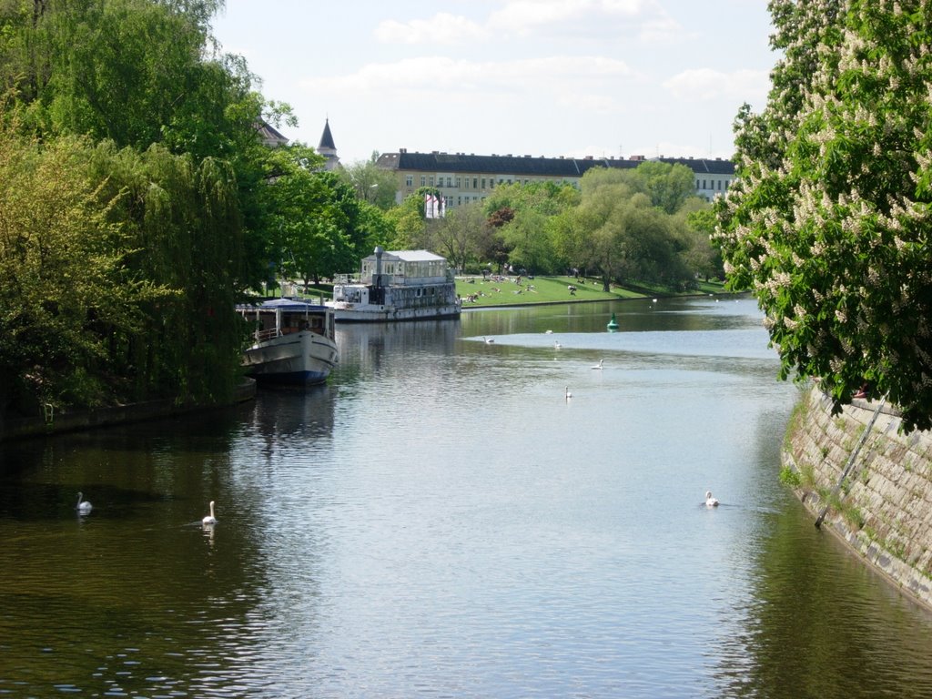 Landwehrkanal von der Admiralsbrücke by Cennibell