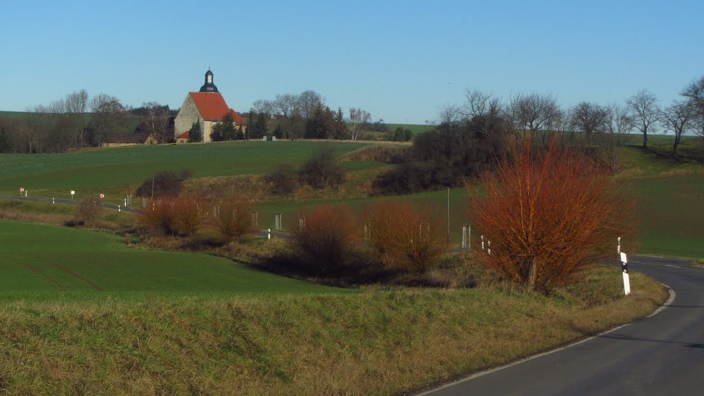 Blick entlang der alten Straße zur Kirche von Dorna by Wipsenwapps