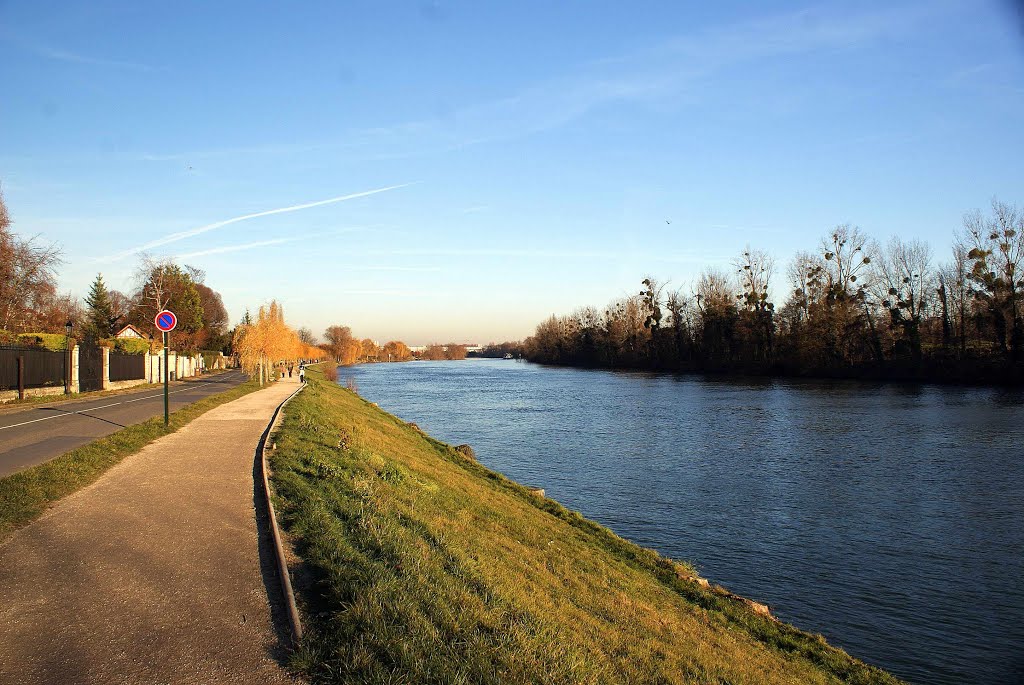 CARRIERE/SEINE : The banks of the Seine - les berges de seine (1) by J Ph. HEBRARD