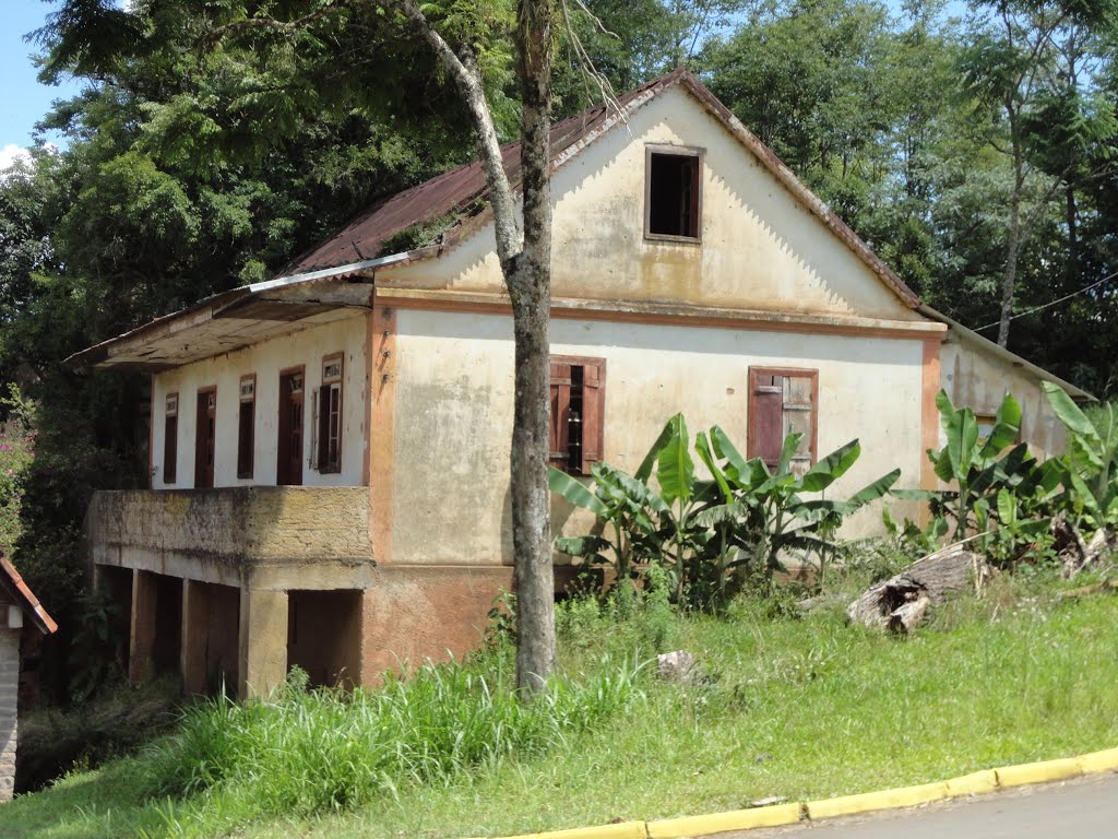 Casa histórica abandonada by Carcamano