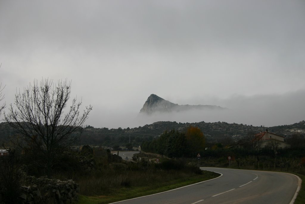 El Pico de la Miel desde El Berrueco by ManoloLi