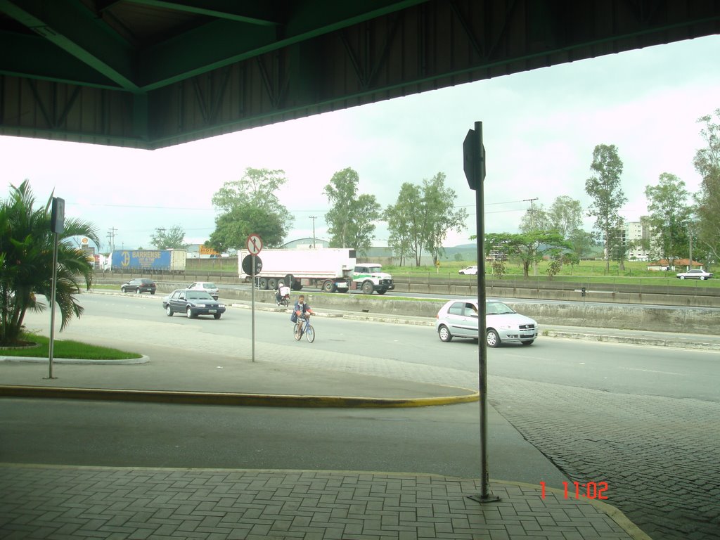 Rodovia Pres. Dutra vista do ponto de parada Graal Rezende "RODOVIÁRIA"... se o ônibus que estiver viajando for parar lá é bom levar um lanchinho, lá tudo custa uma fortuna. by roriz