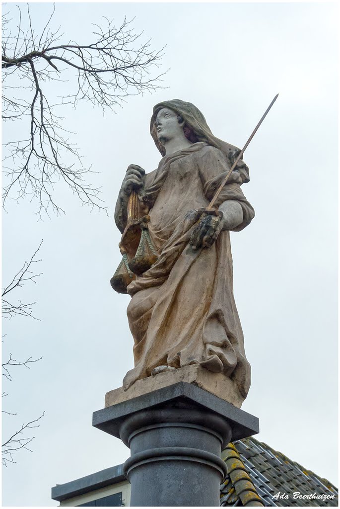 Hekendorp, ongeblinddoekte Vrouwe Justitia op de schandpaal, eind 17de eeuw by Ada Beerthuizen