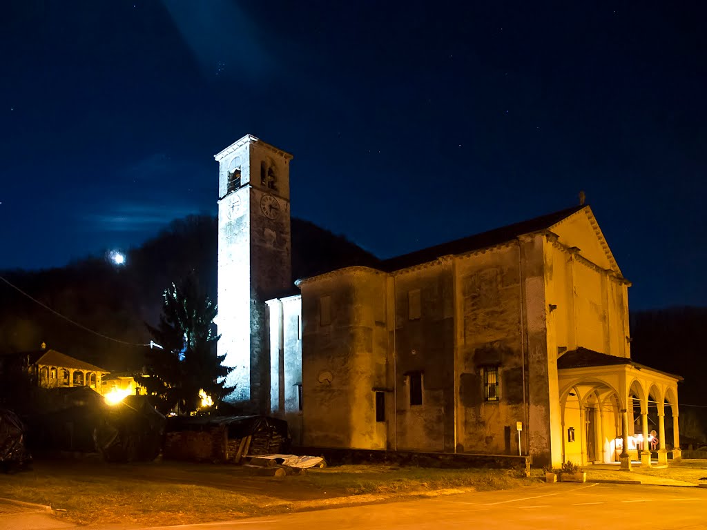 Postua (VC), il paese dei presepi per strada - La luna sorge dal monte in compagnia dell'Orsa Maggiore, alle spalle della Chiesa Parrocchiale della Madonna Assunta (Sec. XVI) by Giancarlo Ticozzi