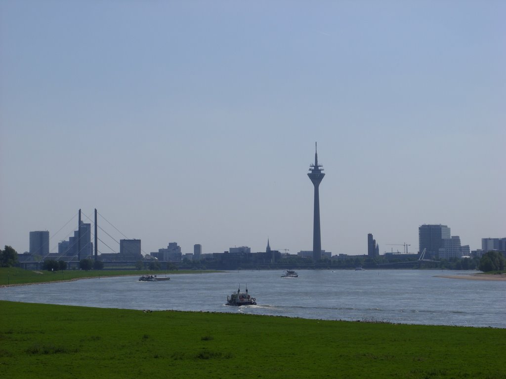 Düsseldorf-Oberkassel, Düsseldorf, Germany by Frank Leuchtenberg