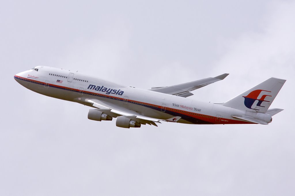 Malaysia airlines leaving Kaagbaan 24 by www.airliners.nl