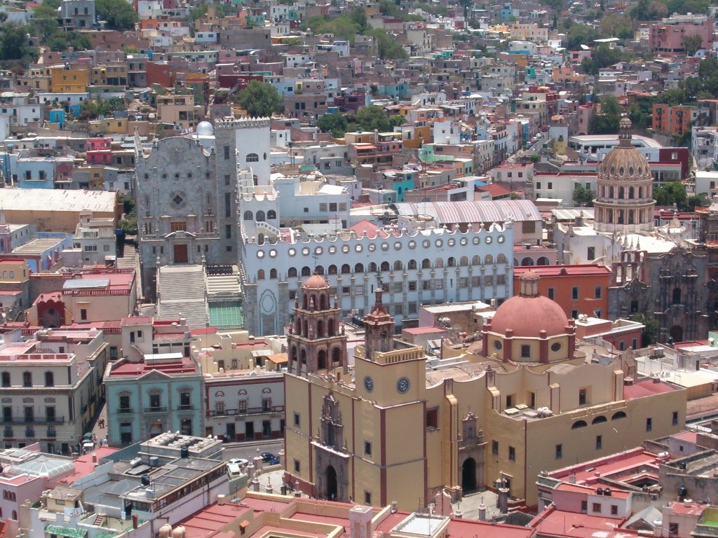 Panoramica de la Universidad de Guanajuato y Basilica de Nuestra Señora de Guanajuato, Guanajuato México by Oscar Santiago