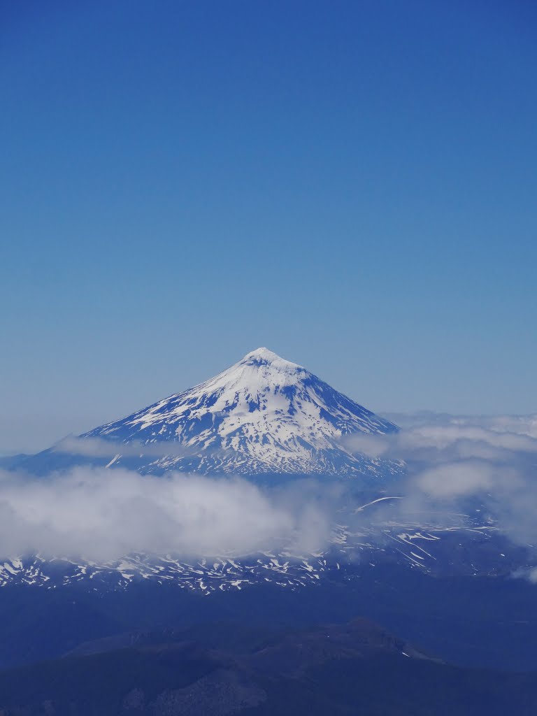 Volcan Lanin visto desde la cima del volcan Villarrica by Ignacio Nores Revol