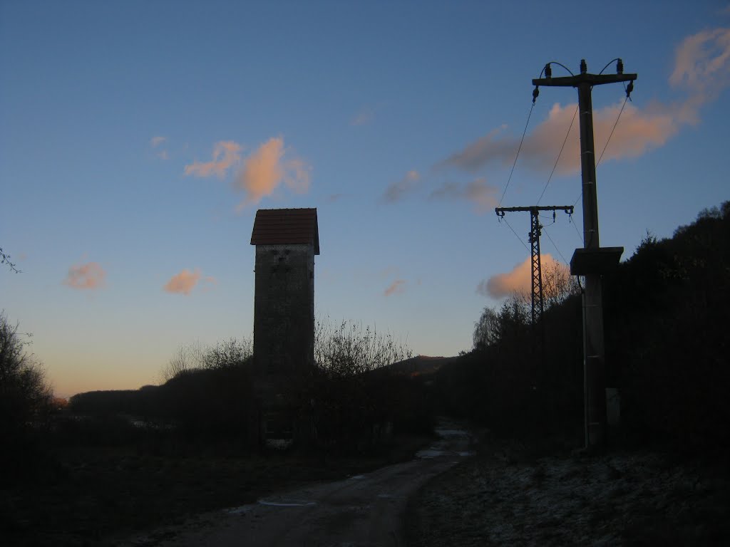 Trafohäuschen der Numburg am Abend by waldwind