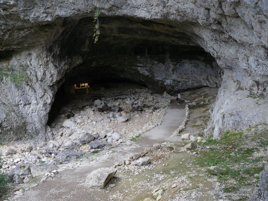 La grotte de la Luire by Roland Courtin