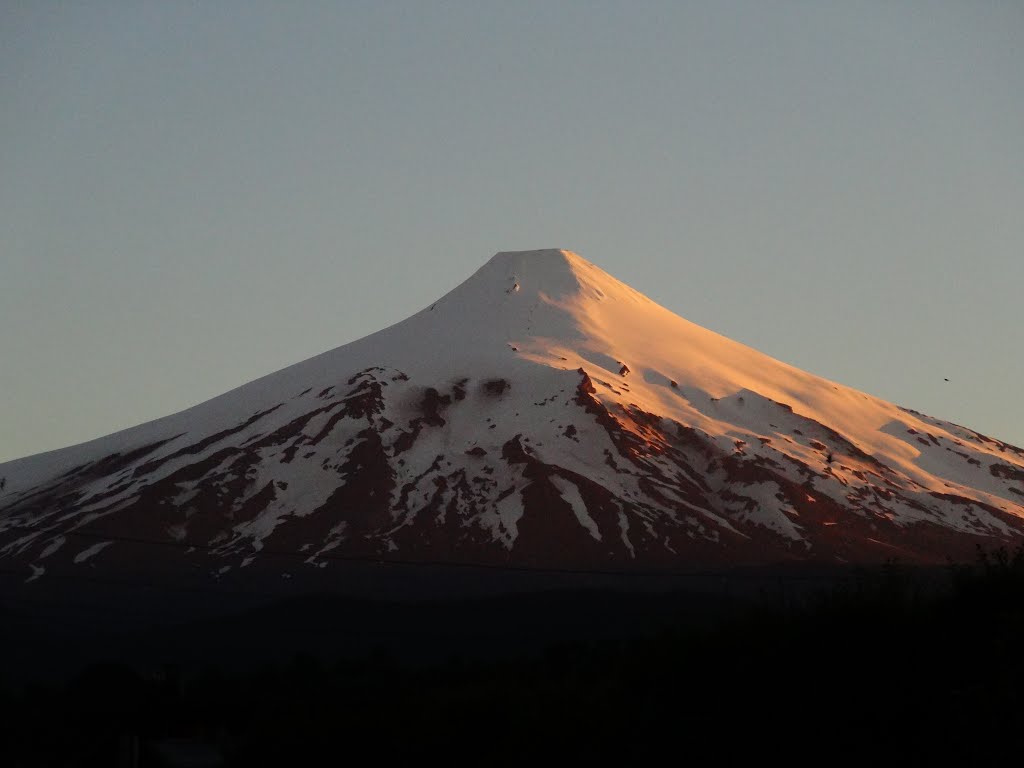 Vocan Villarrica, (Rucapillán en idioma mapuche, 'casa del espíritu' o 'del demonio) by Ignacio Nores Revol