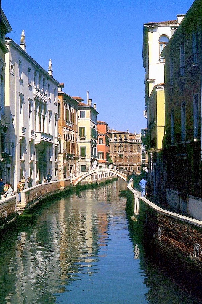 Dorsoduro Le rio San Trovaso et le pont delle Maravegie by Patrick Lemaire