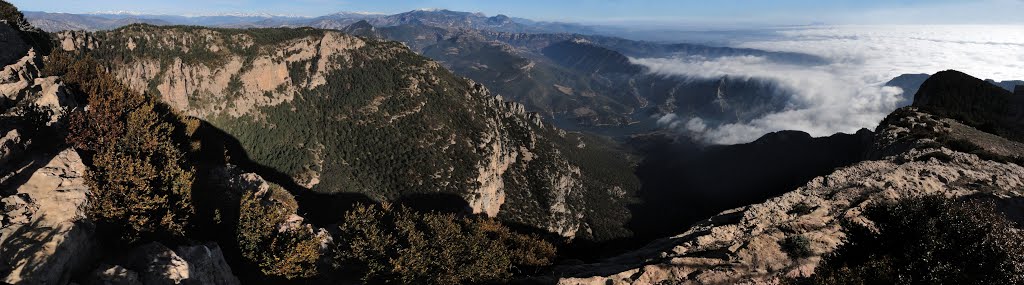 Panoràmica des del Coscollet amb el Pirineu, la Serra del Cadí, Port del Comte i la boira del pla de Lleida al fons es veu el Montseny, la serra de Sant Llorenç del Munt i més clarament el massís de Montserrat. by Josep Pallarès