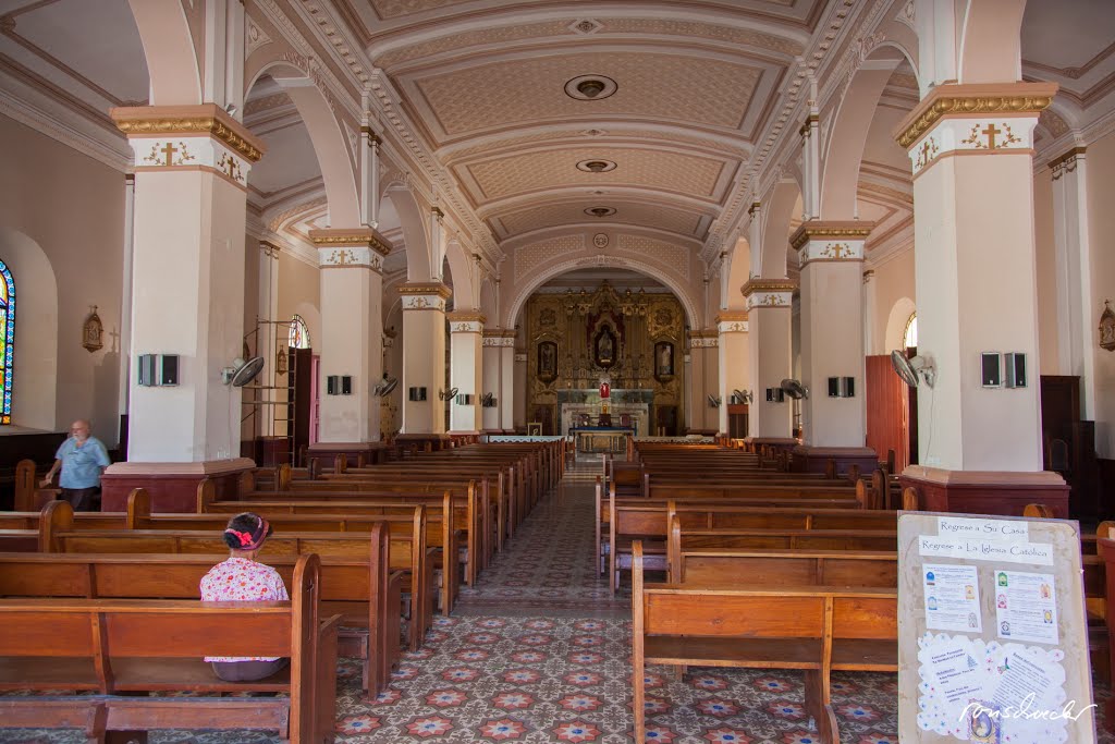 La iglesia parroquial de Manzanillo , Parque Carlos Manuel de Céspedes, Manzanillo, Kuba by ronschroeder