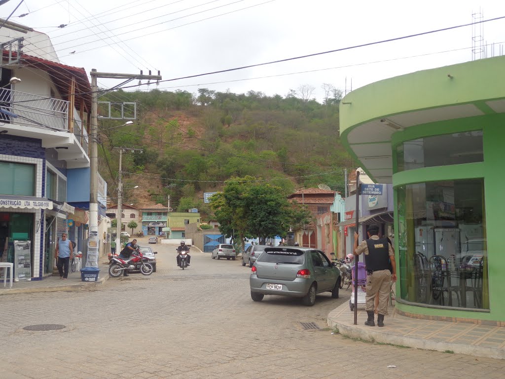 Principal Avenida de Divino das Laranjeiras by JACÓ RODRIGUES SANTIAGO