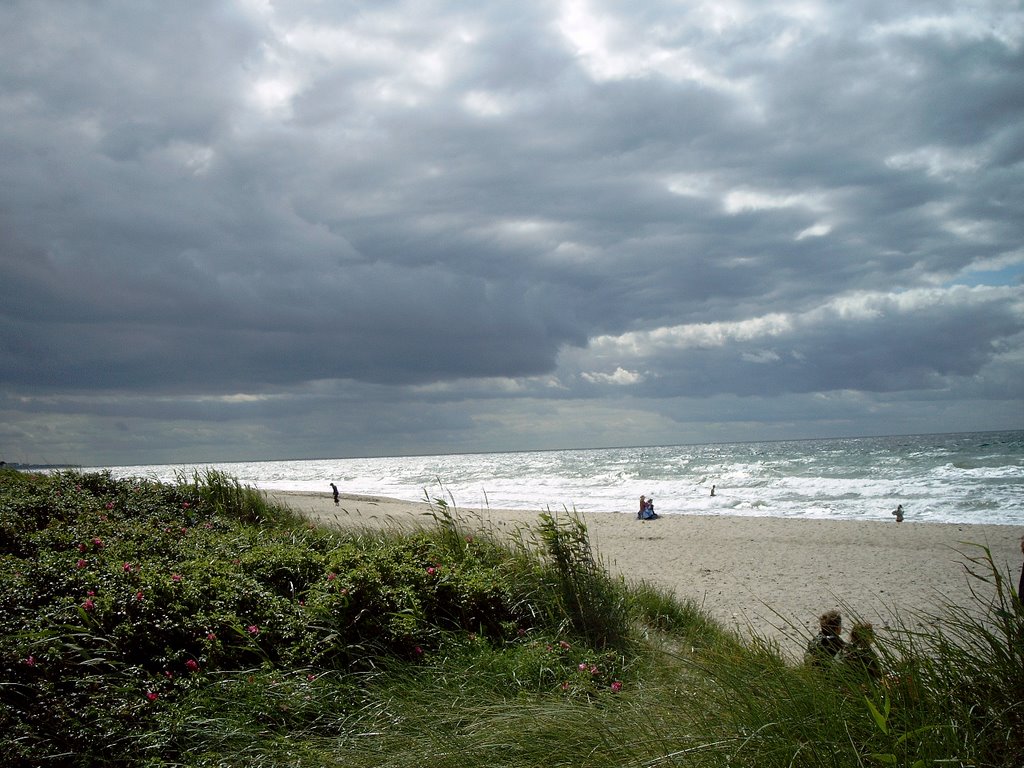 Ein Gewitter zieht auf - Strand bei Meschendorf by Arne Schumacher