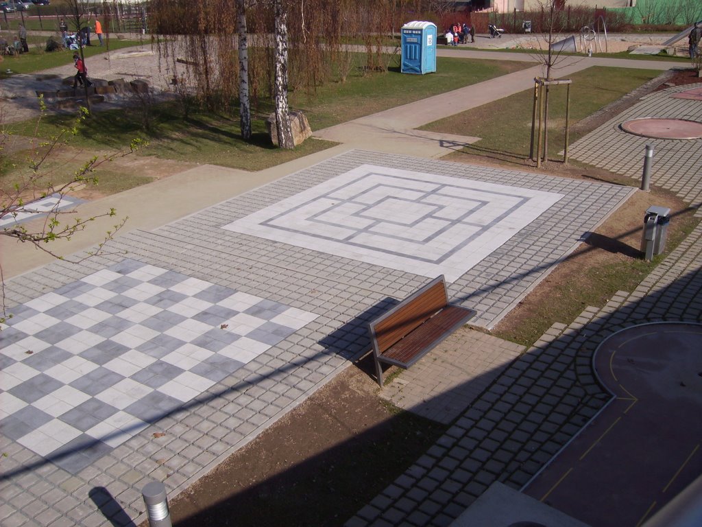 Schach und damespiel beim minigolf in neulandpark by salzhering2112