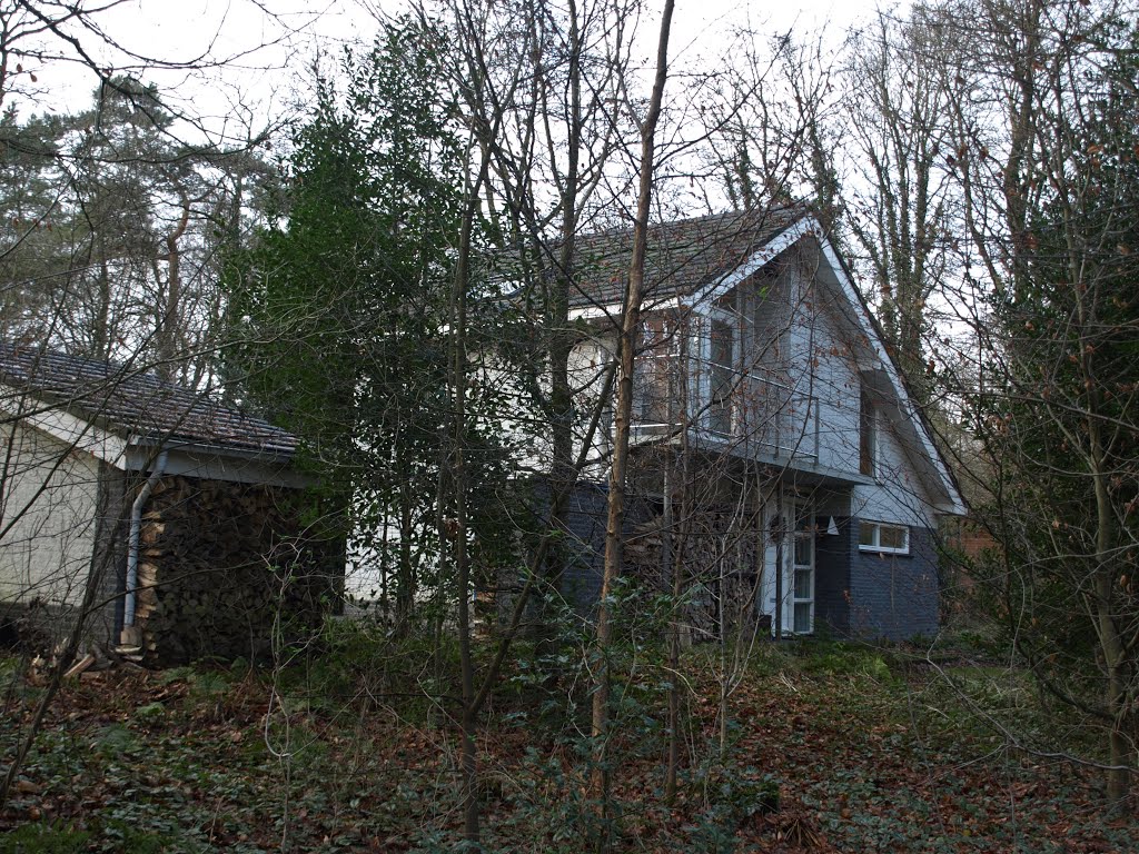 Zomerhuis (1998) aan de Dennenlaan 25a, thans 21, in het bos- en zandverstuivingsgebied Slootsbergen in Westlaren-Zuidlaren. De architect is ir. Matthijs de Boer van MDBStedenbouw in Rotterdam, met Henk en Gea Klaassen als opdrachtgevers. De bouwkosten bedroegen 133.500 gulden. by Hans R van der Woude