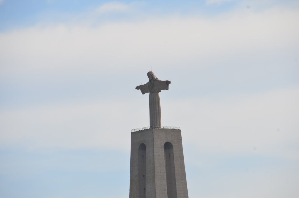 Cristo Rei Statue.Am Südufer des Tejo thront die Cristo Rei Statue mit ausgestreckten Armen. Gleich neben der Ponte de 25 Abril. by K.K.K.