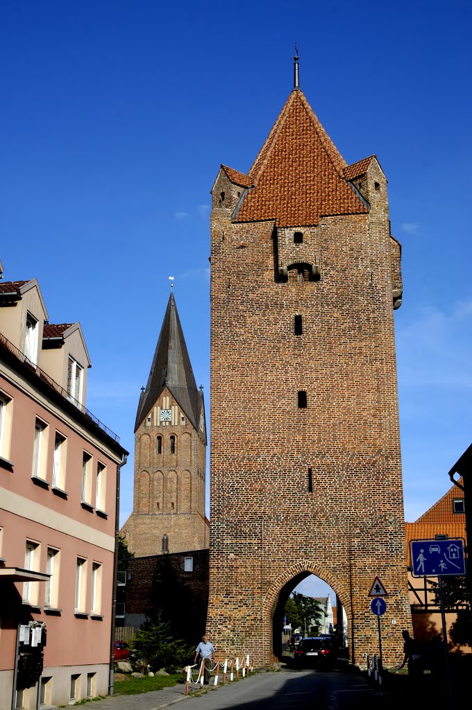 Barth, Vorpommern, Tor zur Innenstadt und Kirchturm by Uwe Gehring