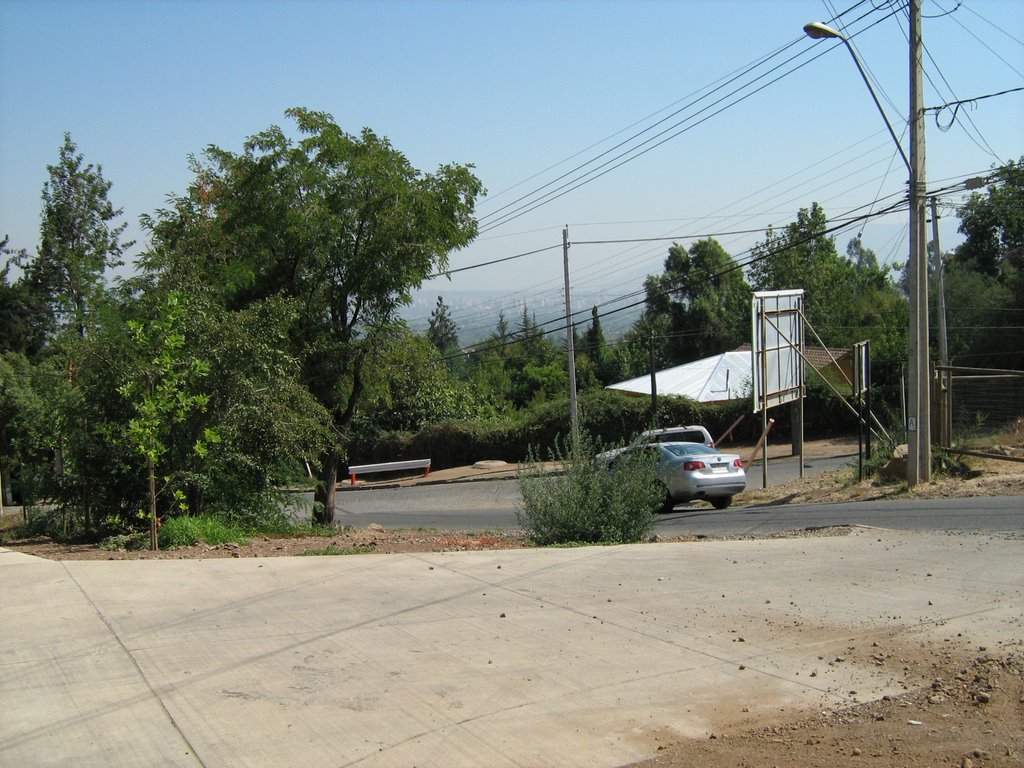 Avenida Larrain al Poniente (Izquierda) / Alvaro Casanova (Precordillera de La Reina al Noroeste) by JEG