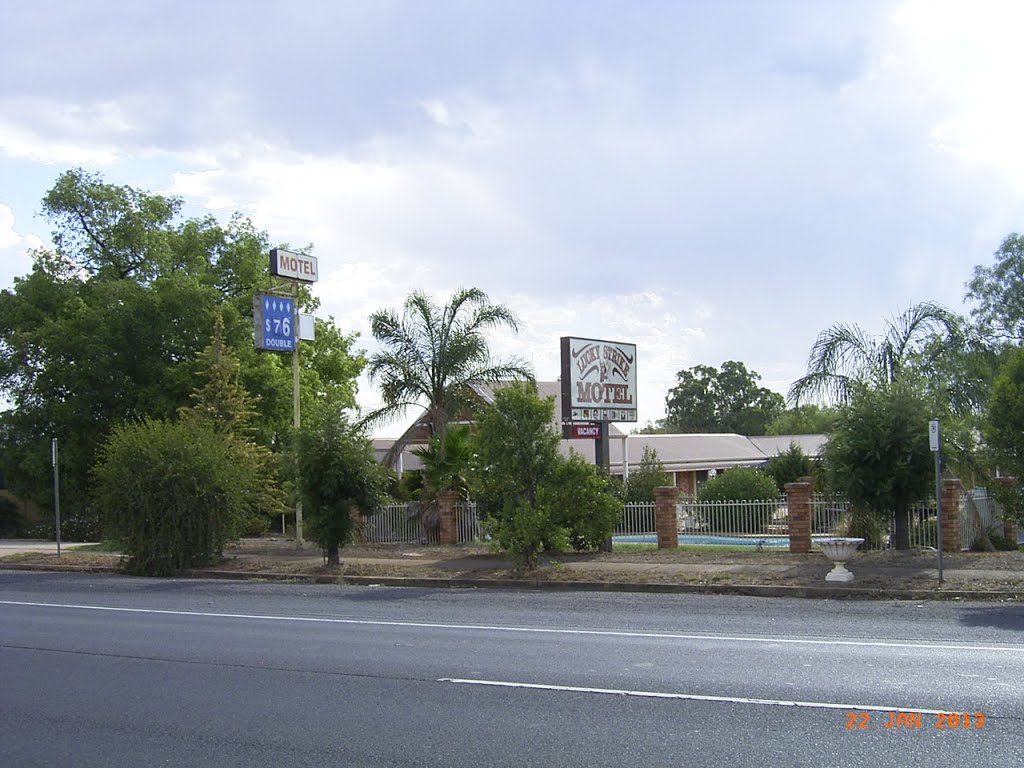 Tomingley - Lucky Strike Motel - 2013-01-22 by sandyriva