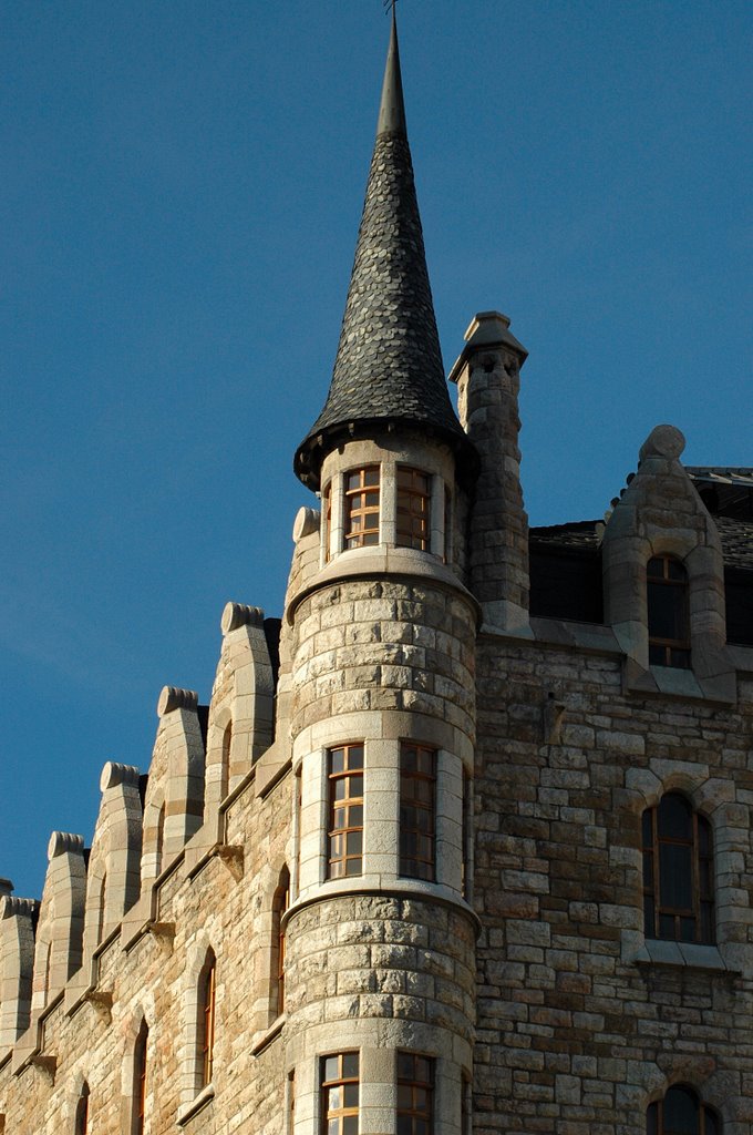 Palacio de los Botines,León by Javier Jiménez