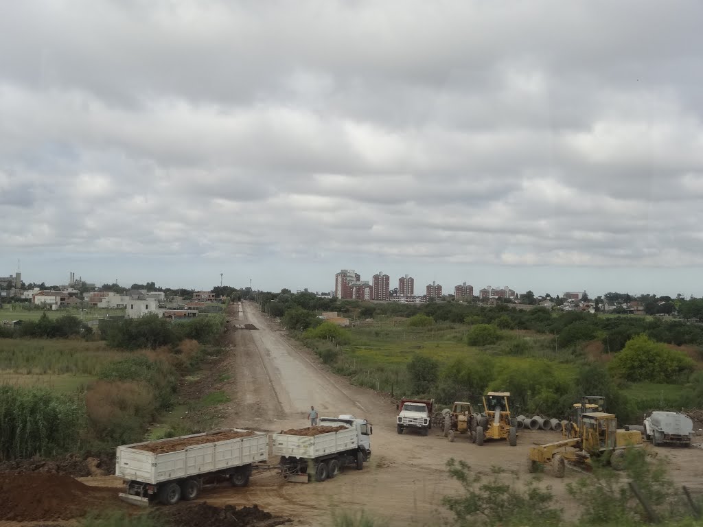 La Avenida Florencio Varela desde la Autopista. by chaporriste