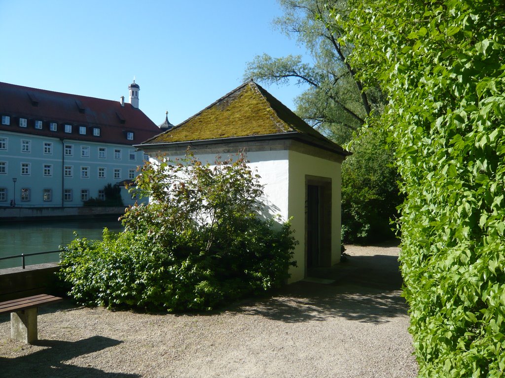 Gedenkstätte der Heimatvertriebenen - zentral, dennoch unscheinbar und versteckt by chnokfir