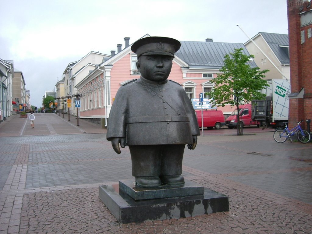 Oulu. Escultura policía by Albusita