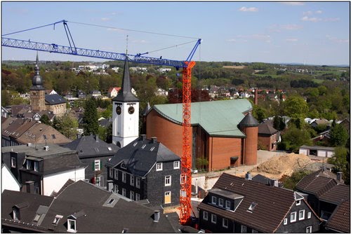 Kath. Kirche mit Baustelle neues Vereinshaus Mai 2008 by Ralf Es