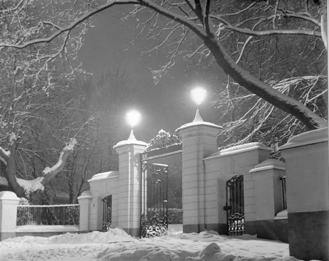 Gävle slottsgrindar 1950 by Lordpeter