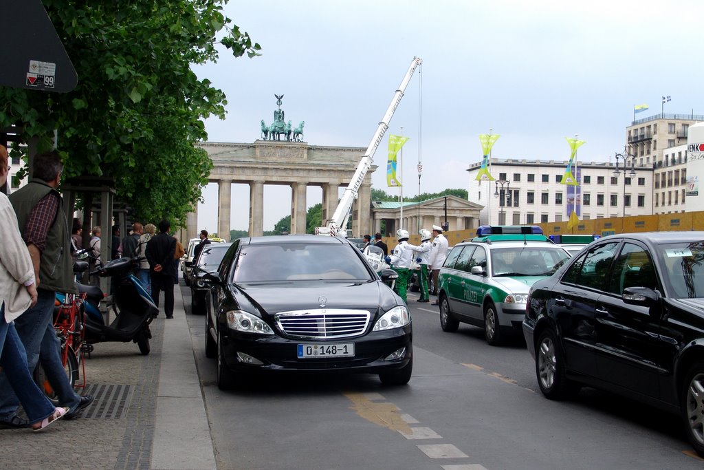 Vor dem Hotel Adlon by Foto Fitti