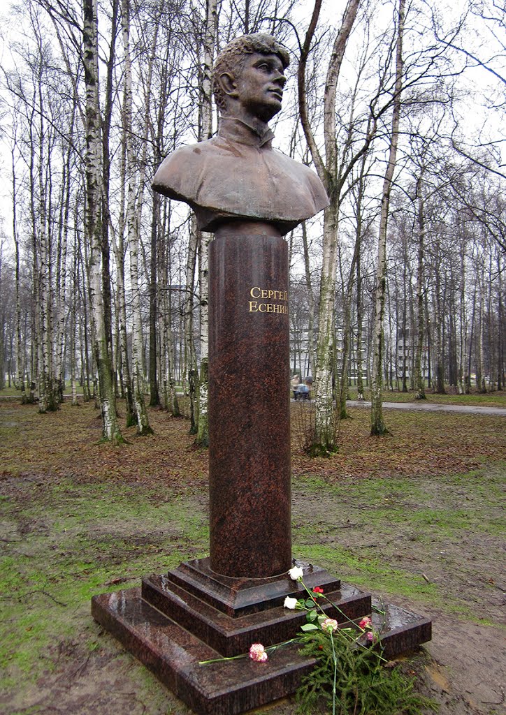 Monument of Yesenin / Памятник Есенину by Irreligious