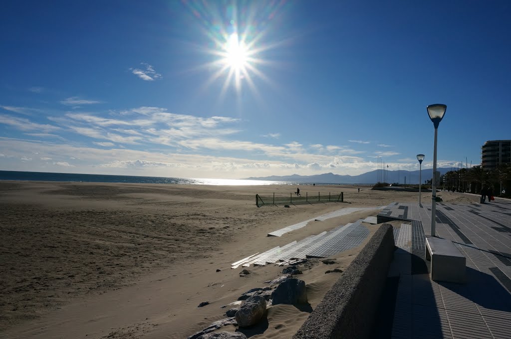 Promenade le long de la plage by Pierre M.