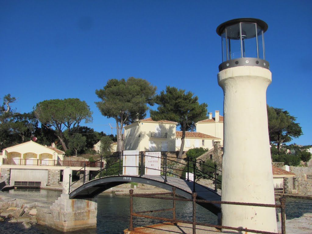 Passerelle prés de la plage des Cigales. by sylvain.pr