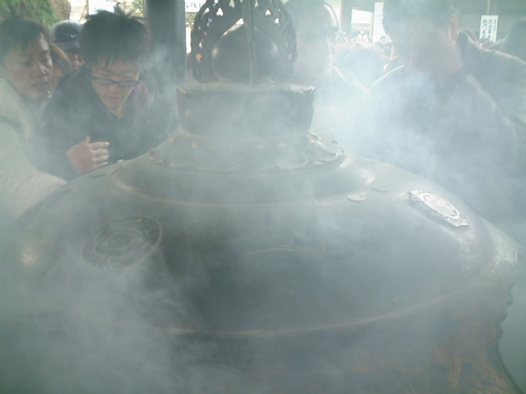 Smoke of incense stick of large censer by miyanose