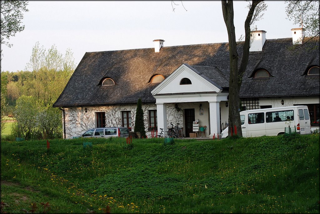 Zabudowa wokół pałacu w Kurozwękach by Renifer