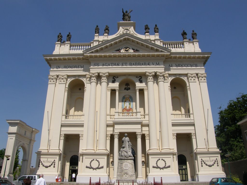 Basiliek van de Heiligen Agatha en Barbara by Michiel Könst