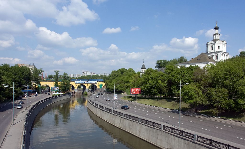 View from Kostomarovskiy Bridge / Moscow, Russia by Sergey Ashmarin