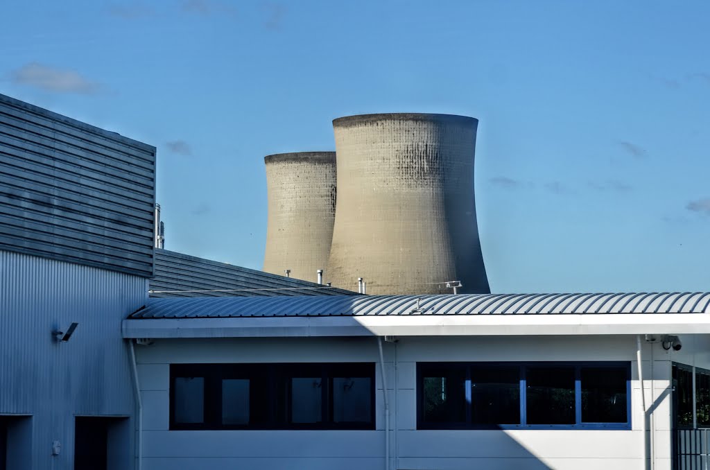 The cooling towers at Didcot by Bressons_Puddle