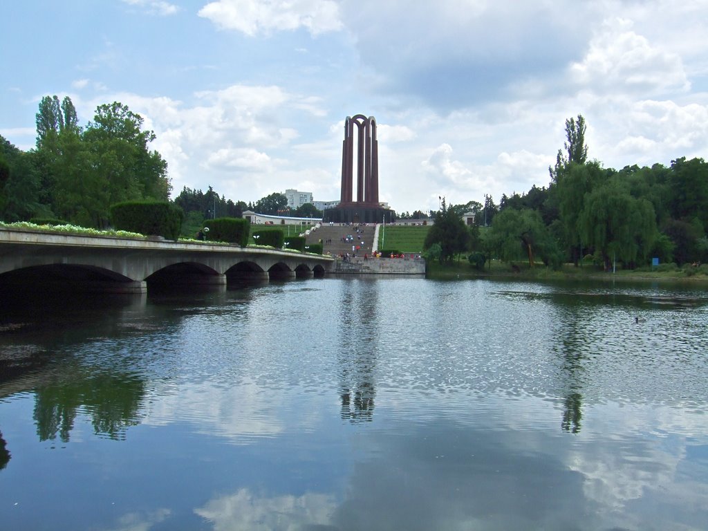 Mausoleul si lacul din parcul Carol by Gabriel Avramovici