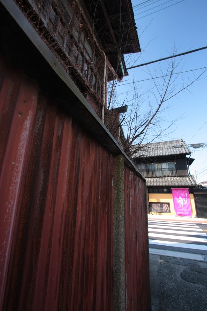 20140101　細い路地から見る彩「あかり館･いろどり」　（流山市、加） by rerereno-ozi3