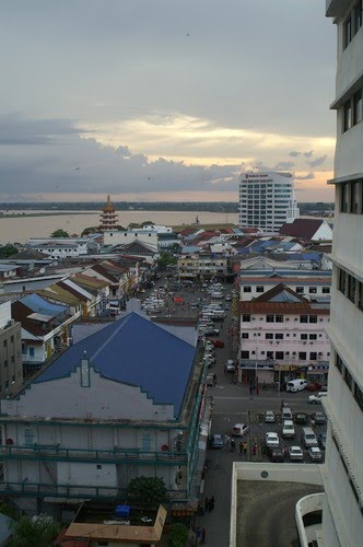 Sibu, in the distance the Tua Peh Kong Chinese temple (Malaysia) by stevenvanValen+hannekeRolloos