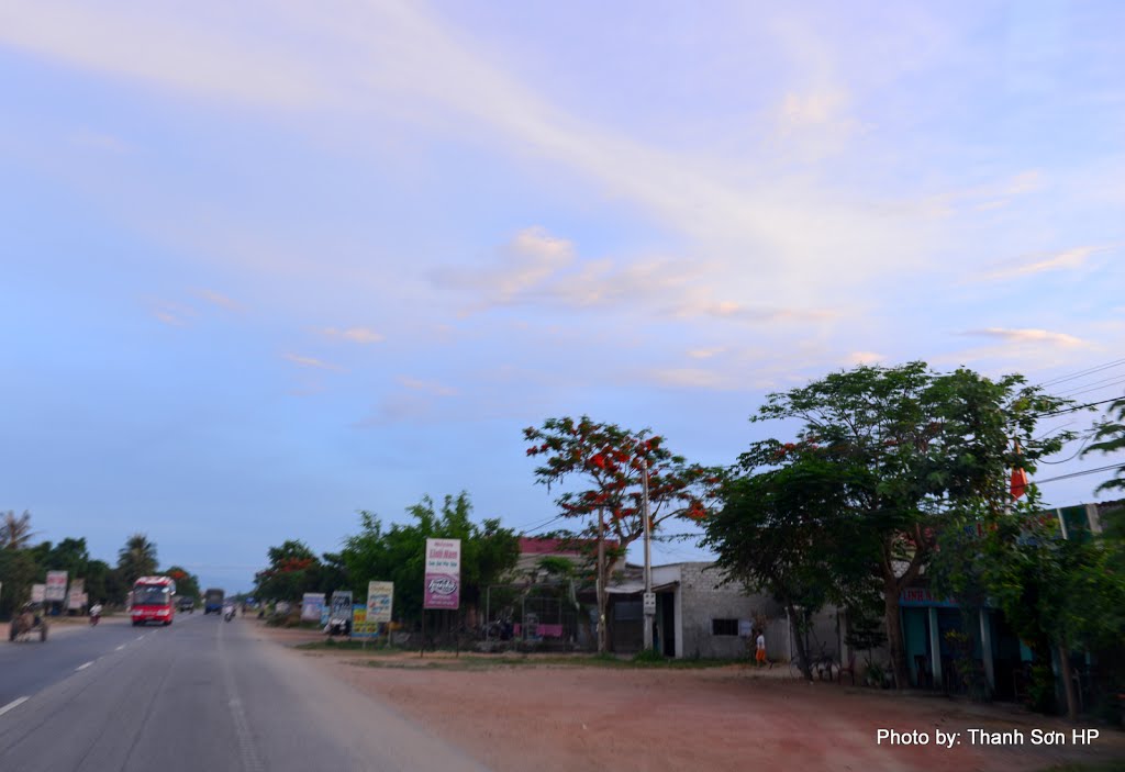 Chiều buông trên đường khi chúng tôi qua Quảng Trạch by Nguyễn Thanh Sơn