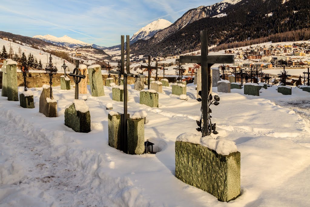 Savognin, Cemetery St. Martegn and view of the Albula valley by klamari