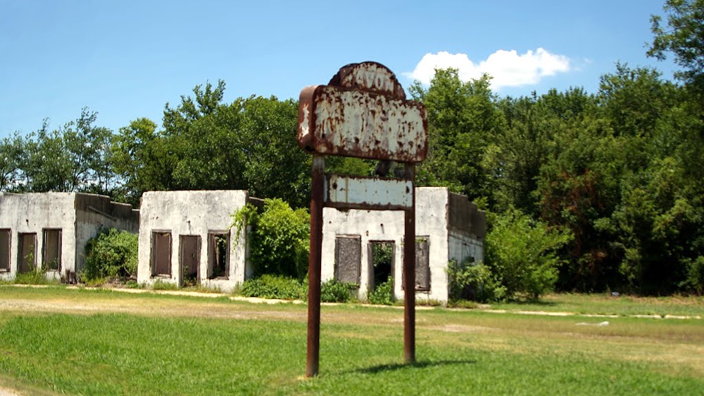 2011 07-11 Oklahoma - Afton - rustic motel sign by Qwilleran