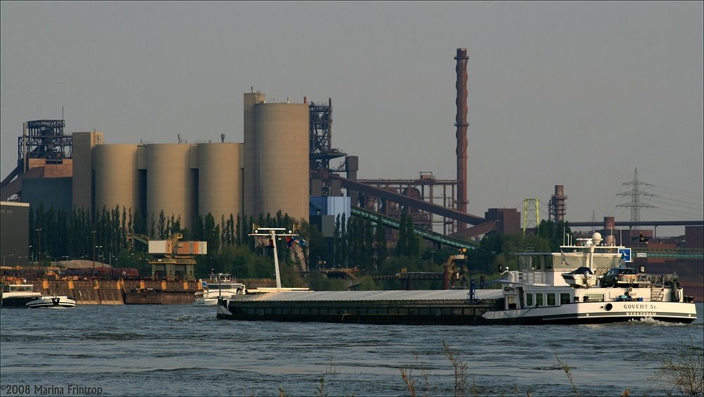 Schifffahrt auf dem Rhein und die Industrie von Duisburg-Schwelgern. by Marina Frintrop